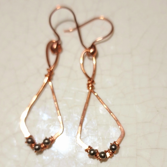 Copper Knot with 3 hematite stationary beads dangle earrings. - Picture 5 of 7